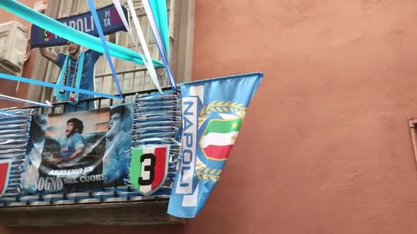 意大利那不勒斯 坎帕尼亚 2023年4月24日 等待夺取那不勒斯足球队第3届冠军的历史性中心装饰过的小巷概览 — 图库视频影像