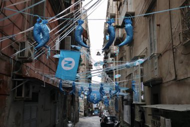 Napoli, Campania, İtalya - 24 Nisan 2023: Napoli futbol takımının 3. Şampiyonası 'nın fethini bekleyen tarihi merkezin sokaklarına şöyle bir göz gezdirme