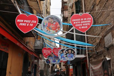 Napoli, Campania, İtalya - 24 Nisan 2023: Napoli futbol takımının 3. Şampiyonası 'nın fethini bekleyen tarihi merkezin sokaklarına şöyle bir göz gezdirme