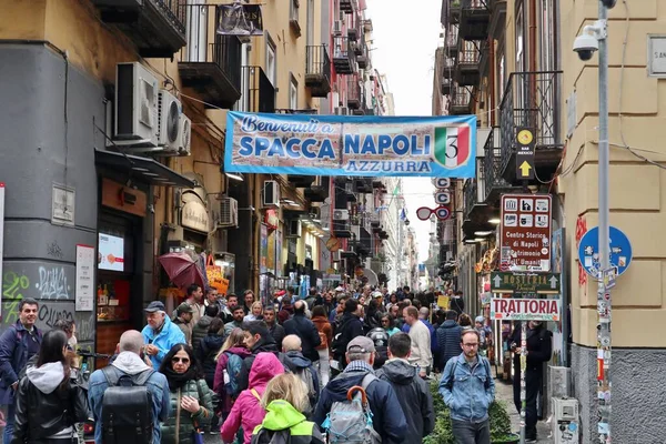 Napoli, Campania, İtalya - 24 Nisan 2023: Napoli futbol takımının 3. Şampiyonası 'nın fethini bekleyen tarihi merkezin sokaklarına şöyle bir göz gezdirme