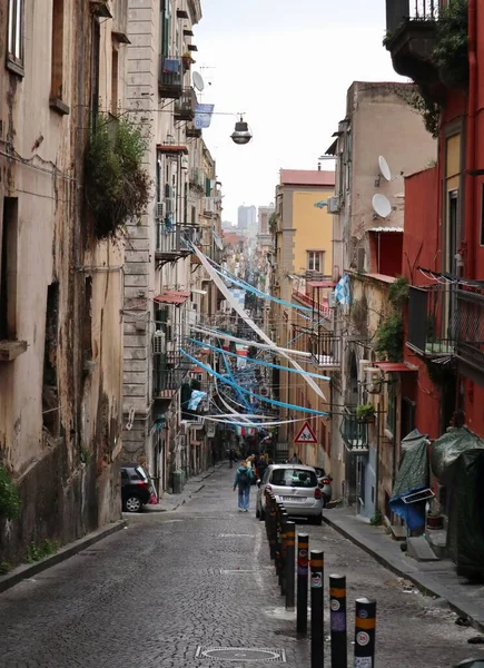 Napoli, Campania, İtalya - 24 Nisan 2023: Napoli futbol takımının 3. Şampiyonası 'nın fethini bekleyen tarihi merkezin sokaklarına şöyle bir göz gezdirme