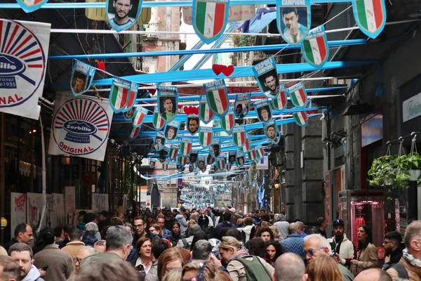 Napoli, Campania, İtalya - 24 Nisan 2023: Napoli futbol takımının 3. Şampiyonası 'nın fethini bekleyen tarihi merkezin sokaklarına şöyle bir göz gezdirme