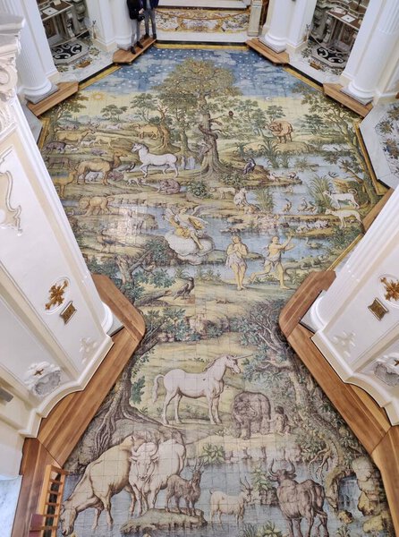 Анакапри, Кампания, Италия - 6 апреля 2023 года: пол церкви Сан-Микеле-Аркано XVIII века, выполненный в технике мажолика Леонардо Кьянезе с изображением террариума Парадизе и оригинального греха