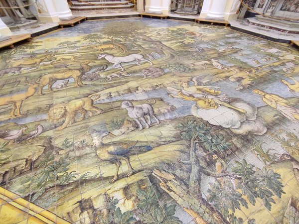 Анакапри, Кампания, Италия - 6 апреля 2023 года: пол церкви Сан-Микеле-Аркано XVIII века, выполненный в технике мажолика Леонардо Кьянезе с изображением террариума Парадизе и оригинального греха
