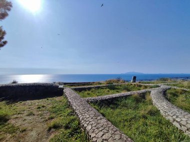 Anacapri, Campania, İtalya 6 Nisan 2023: Damecuta Arkeoloji Parkı 'ndaki Tiberius Konağının kalıntıları