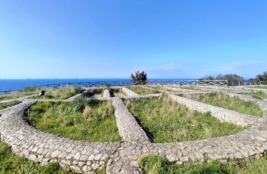 Anacapri, Campania, İtalya 6 Nisan 2023: Damecuta Arkeoloji Parkı 'ndaki Tiberius Konağının kalıntıları