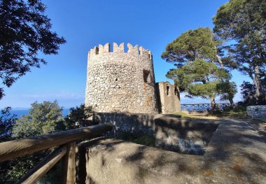 Anacapri, Campania, İtalya 6 Nisan 2023: Damecuta Arkeoloji Parkı 'ndaki 12. yüzyıl gözlem kulesi