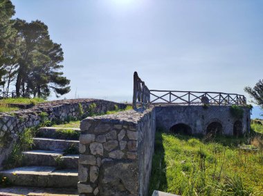 Anacapri, Campania, İtalya 6 Nisan 2023: Damecuta Arkeoloji Parkı 'ndaki Tiberius Konağının kalıntıları