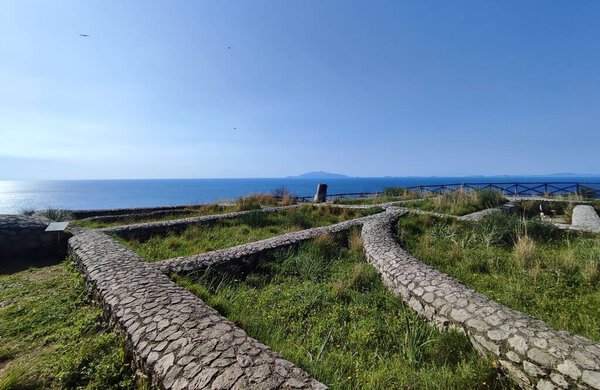 Анакапри, Кампания, Италия 6 апреля 2023 года: Руины виллы Тиберия в археологическом парке Дамекута