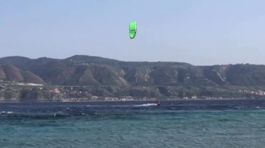 Messina, Sicilya, İtalya - 30 Ağustos 2020: Capo Peloro plajından Messina Boğazı 'ndaki uçurtmacılar