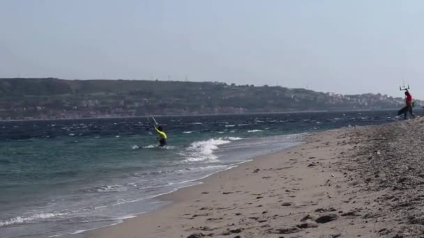 Мессина Сицилия Италия Августа 2020 Года Кайтсерферы Мессинском Проливе Пляжа — стоковое видео