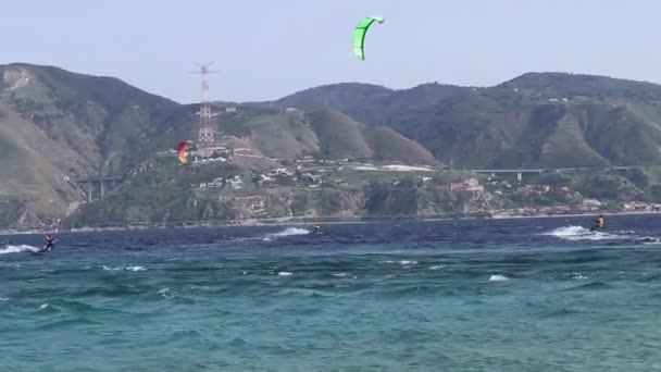 Messina Sicilia Italia Agosto 2020 Kitesurfistas Estrecho Messina Desde Playa — Vídeos de Stock