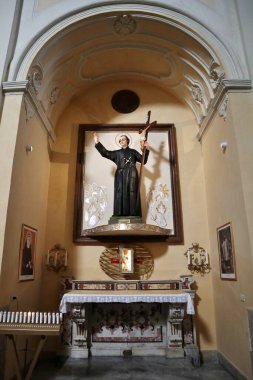 Benevento, Campania, İtalya 25 Mart 2023: Corso Garibaldi 'de Santa Maria del Carmine 18. yüzyıl kilisesinin iç mimarisi.