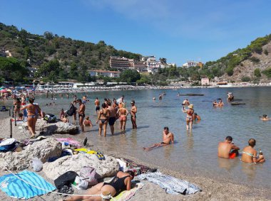 Taormina, Sicilya, İtalya - 29 Ağustos 2020: Isola Bella Doğa Koruma Alanı Plajı