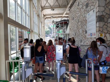 Taormina, Sicilya, İtalya - 29 Ağustos 2020 Mazzar teleferiği Mazzar 'ın sahil bölgesini şehir merkezine bağlıyor.