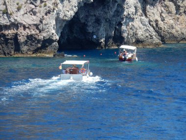 Taormina, Sicilya, İtalya - 29 Ağustos 2020: Isola Bella Doğa Koruma Alanındaki tekneler