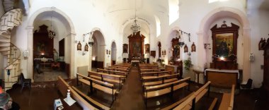 Taormina, Sicilya, İtalya - 28 Ağustos 2020: Via Cappuccini 'deki Sant' Antonio di Padova Kilisesi 'nin iç mekanının panoramik fotoğrafı