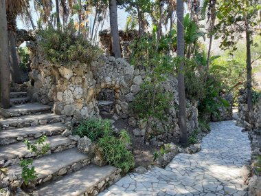 Taormina, Sicilya, İtalya - 29 Ağustos 2020: Isola Bella 'daki müze evinin botanik bahçesindeki merdivenler