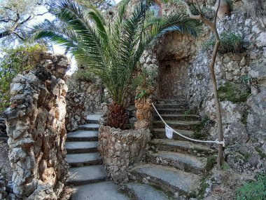 Taormina, Sicilya, İtalya - 29 Ağustos 2020: Isola Bella 'daki müze evinin botanik bahçesindeki merdivenler