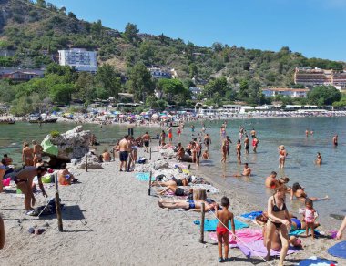 Taormina, Sicilya, İtalya - 29 Ağustos 2020: Isola Bella Doğa Koruma Alanı Plajı