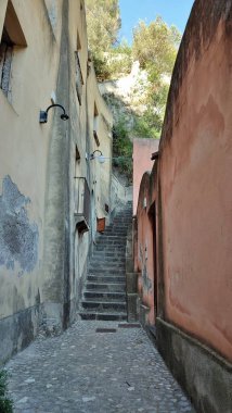 Furore, Campania, İtalya - 5 Eylül 2022: Issız sahil köyünden fiyordun parıltısı