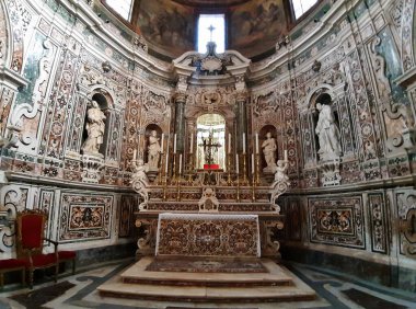 Taranto, Puglia, İtalya 2 Kasım 2019: Duomo di San Cataldo 'nun iç mimarisi, 10. yüzyıla dayanan en eski Apulian Romanesk katedrali, Borgo Vecchio şehrinde yer almaktadır.