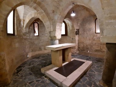 Taranto, Puglia, İtalya 2 Kasım 2019: Duomo di San Cataldo 'nun iç mimarisi, 10. yüzyıla dayanan en eski Apulian Romanesk katedrali, Borgo Vecchio şehrinde yer almaktadır.