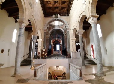 Taranto, Puglia, İtalya 2 Kasım 2019: Duomo di San Cataldo 'nun iç mimarisi, 10. yüzyıla dayanan en eski Apulian Romanesk katedrali, Borgo Vecchio şehrinde yer almaktadır.