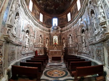 Taranto, Puglia, İtalya 2 Kasım 2019: Duomo di San Cataldo 'nun iç mimarisi, 10. yüzyıla dayanan en eski Apulian Romanesk katedrali, Borgo Vecchio şehrinde yer almaktadır.