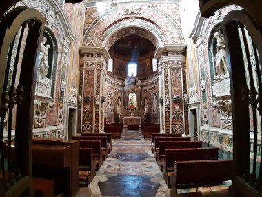 Taranto, Puglia, İtalya 2 Kasım 2019: Duomo di San Cataldo 'nun iç mimarisi, 10. yüzyıla dayanan en eski Apulian Romanesk katedrali, Borgo Vecchio şehrinde yer almaktadır.