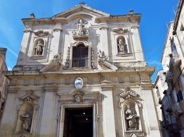 Taranto, Puglia, İtalya 2 Kasım 2019: Duomo di San Cataldo, 10. yüzyıla dayanan en eski Apulian Romanesk katedrali.