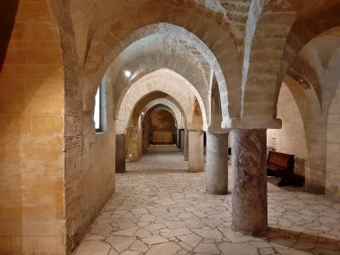 Taranto, Puglia, İtalya 2 Kasım 2019: Duomo di San Cataldo 'nun iç mimarisi, 10. yüzyıla dayanan en eski Apulian Romanesk katedrali, Borgo Vecchio şehrinde yer almaktadır.