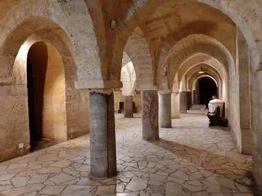 Taranto, Puglia, İtalya 2 Kasım 2019: Duomo di San Cataldo 'nun iç mimarisi, 10. yüzyıla dayanan en eski Apulian Romanesk katedrali, Borgo Vecchio şehrinde yer almaktadır.