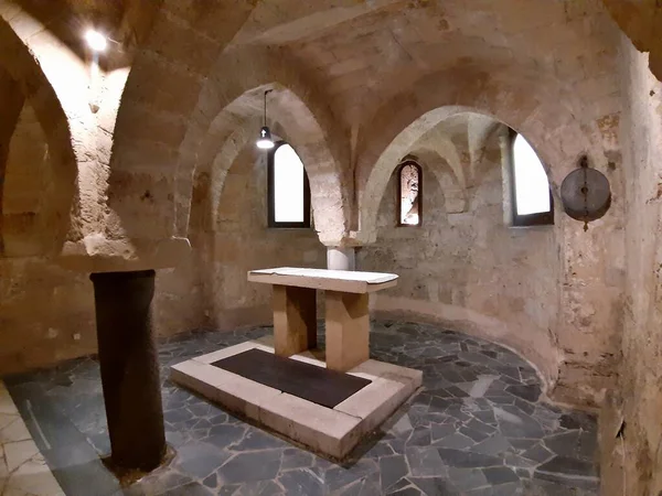 Taranto, Puglia, İtalya 2 Kasım 2019: Duomo di San Cataldo 'nun iç mimarisi, 10. yüzyıla dayanan en eski Apulian Romanesk katedrali, Borgo Vecchio şehrinde yer almaktadır.