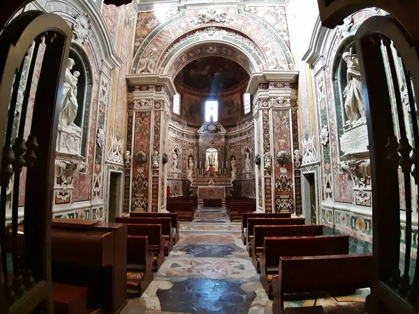 タラント プーリア イタリア 2019年11月2日 ドゥオモ カタルド 10世紀にさかのぼる最も古いアプリアン ロマネスク様式の大聖堂 市のボルゴ ヴェッキオの内装 — ストック写真