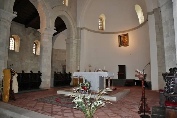 2021年6月12日 意大利卡拉布里亚 特罗佩亚 位于拉戈多莫市的12世纪罗马尼亚主教座堂的内部 — 图库照片