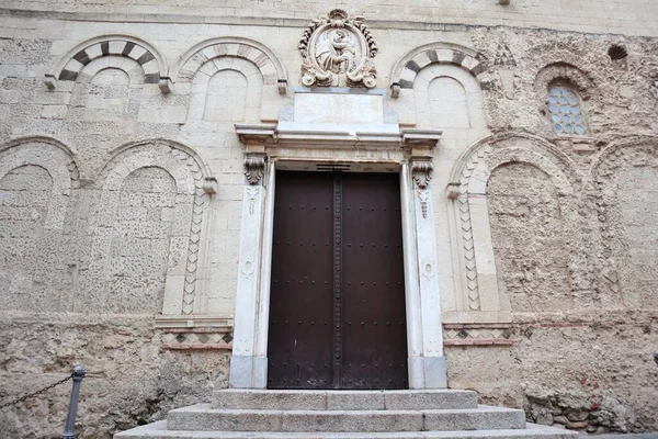 Tropea, Calabria, İtalya 12 Haziran 2021: 12. yüzyıl Maria Santissima di Romanya Katedrali Largo Duomo 'da