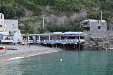 Marina del Cantone - 4 Eylül 2023: Recommone plajına giden sahil yolunun bitişiğindeki Il Cantuccio restoranının görüntüsü