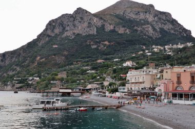 Marina del Cantone - 4 Eylül 2023: Gün batımında Marina del Cantone plajını Recommone plajına bağlayan patikanın panoraması