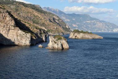 Marina del Cantone - 4 Eylül 2023: Gün batımında Marina del Cantone plajını Recommone plajına bağlayan patikanın panoraması