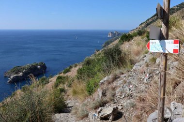 Sahip Lubrense, Campania, İtalya - 5 Eylül 2023: Scala dei 'den Torca köyünü Crapolla Fjord' a bağlayan yolun 700 basamağı