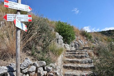 Sahip Lubrense, Campania, İtalya - 5 Eylül 2023: Scala dei 'den Torca köyünü Crapolla Fjord' a bağlayan yolun 700 basamağı