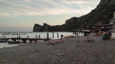 Marina del Cantone - 4 Eylül 2023 Nerano Körfezi 'ndeki sahilin genel görünümü