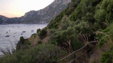 Marina del Cantone - 4 Eylül 2023: Gün batımında Marina del Cantone plajını Recommone plajına bağlayan patikanın panoraması