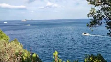 Marina del Cantone - 4 Eylül 2023: Gün batımında Marina del Cantone plajını Recommone plajına bağlayan patikanın panoraması