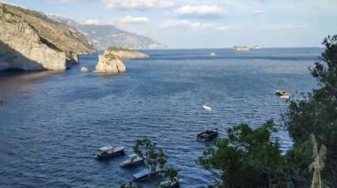 Marina del Cantone - 4 Eylül 2023: Gün batımında Marina del Cantone plajını Recommone plajına bağlayan patikanın panoraması