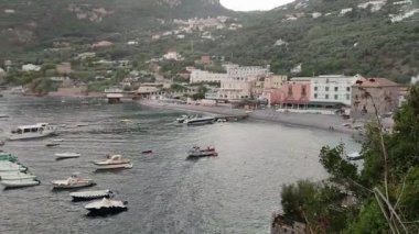 Marina del Cantone - 4 Eylül 2023: Gün batımında Marina del Cantone plajını Recommone plajına bağlayan patikanın panoraması