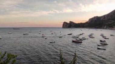 Marina del Cantone - 4 Eylül 2023: Gün batımında Marina del Cantone plajını Recommone plajına bağlayan patikanın panoraması
