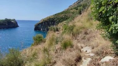 Sahip Lubrense, Campania, İtalya - 5 Eylül 2023: Torca köyünü Crapolla Fjord 'a bağlayan yolun 700 adımından kıyı manzarası