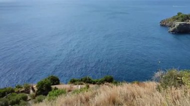 Sahip Lubrense, Campania, İtalya - 5 Eylül 2023: Torca köyünü Crapolla Fjord 'a bağlayan yolun 700 adımından kıyı manzarası